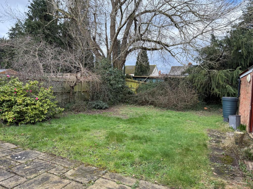 Lot: 12 - SEMI-DETACHED BUNGALOW FOR IMPROVEMENT - Garden